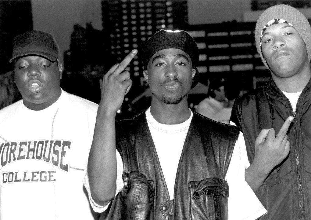 7 de los outfits más emblemáticos de Tupac Shakur