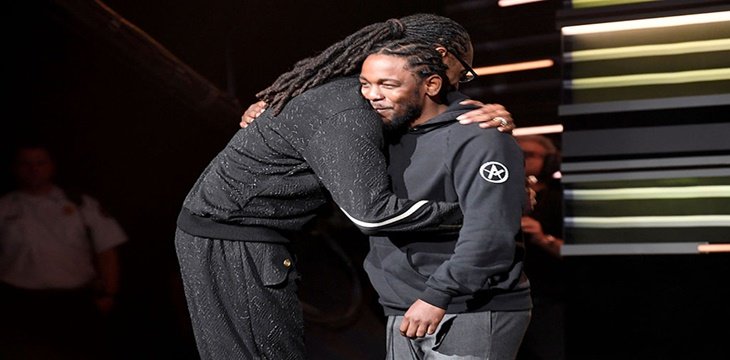 Kendrick Lamar le entrega el premio "I AM Hip Hop" a Snoop Dogg