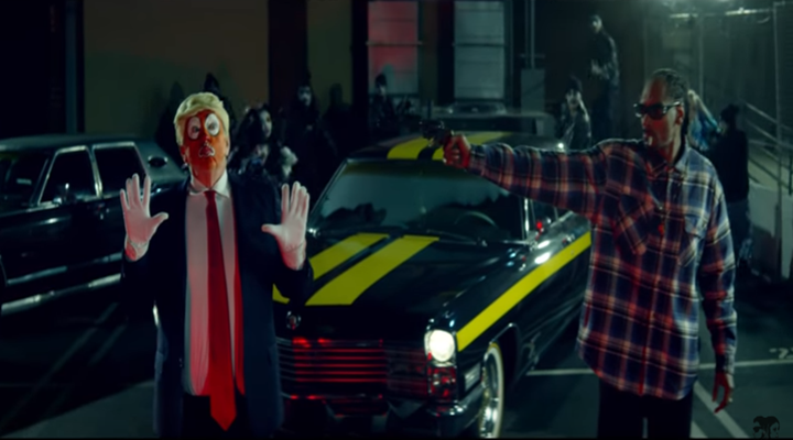 Snoop Dogg simula pegarle un tiro a Trump en su nuevo videoclip 