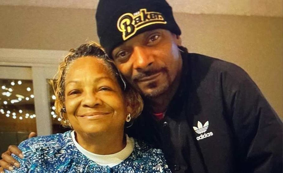 Snoop Dogg junto a su madre Beverly tate,
