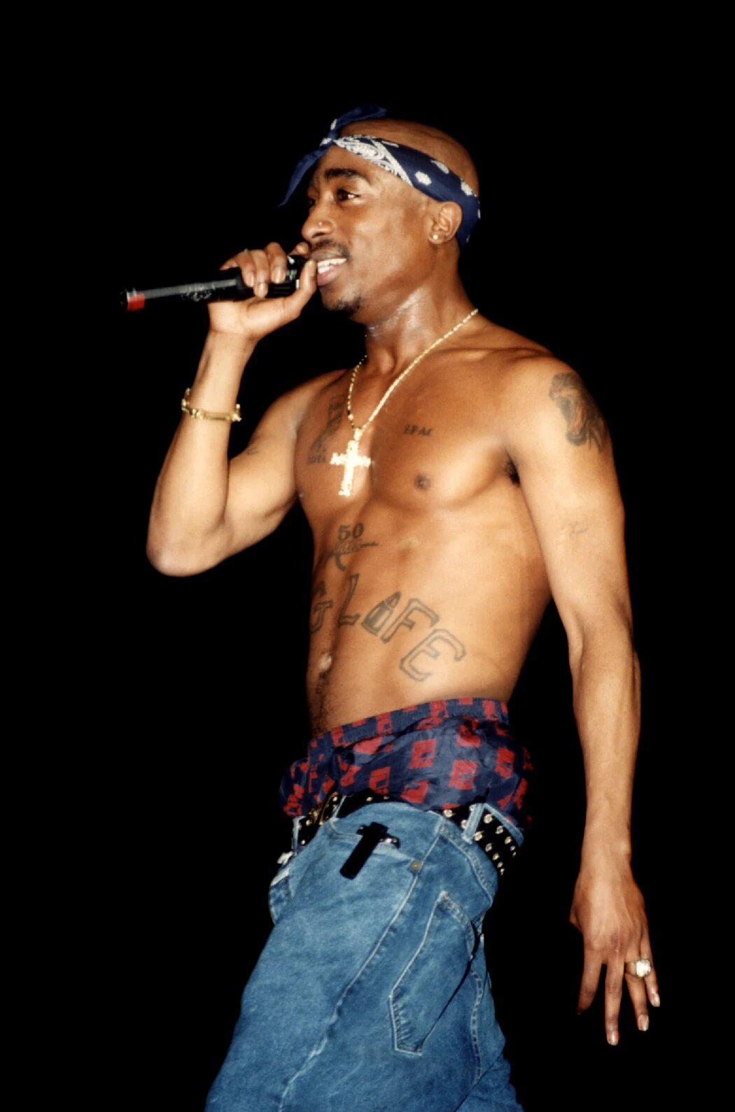 7 de los outfits más emblemáticos de Tupac Shakur
